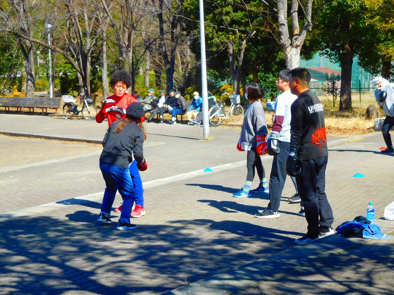 公園ではボクシングエクササイズをしている若者