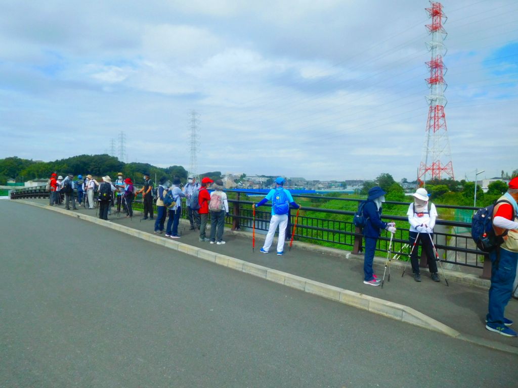 一班と合流し人通りの無い橋で休憩