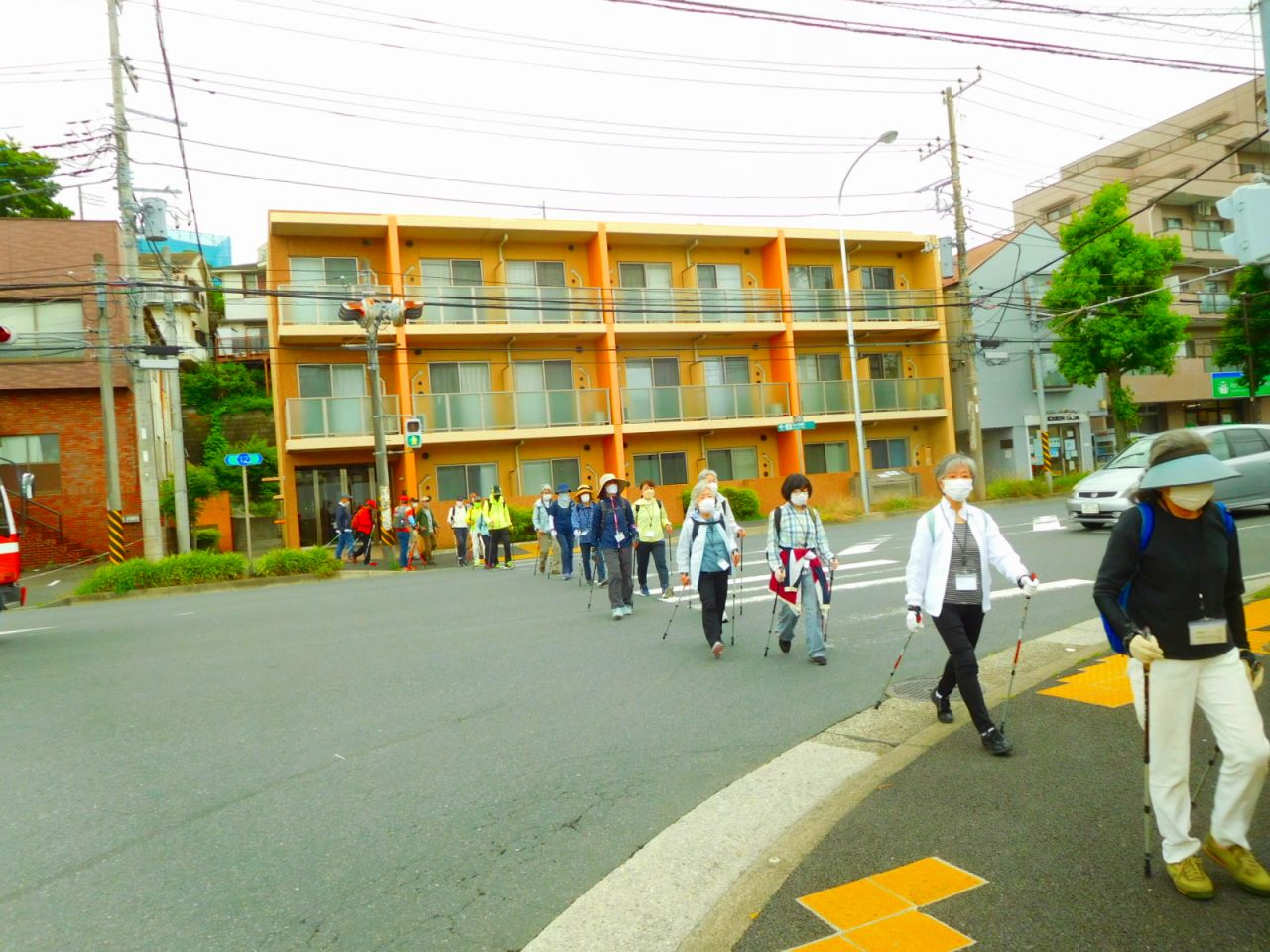 横断歩道もしっかり一列で進みましょう