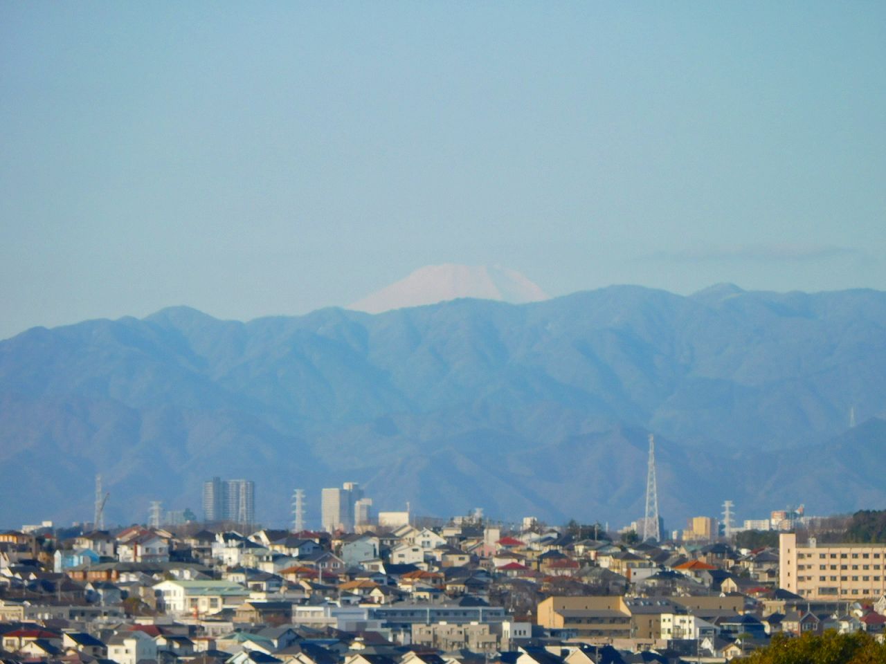 今日も富士山は顔を出しています