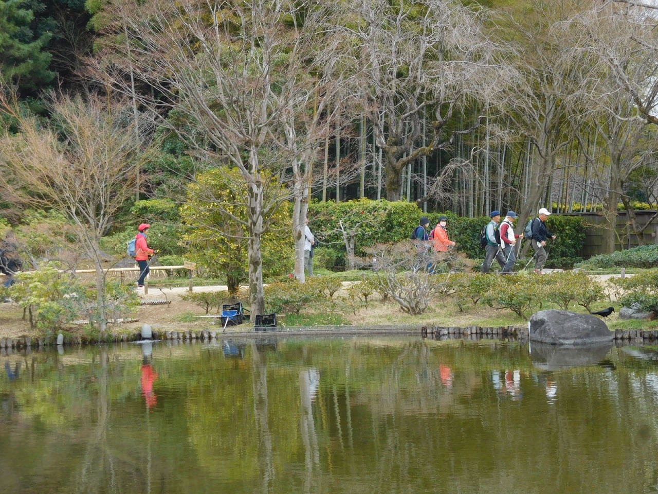 池を一周する人