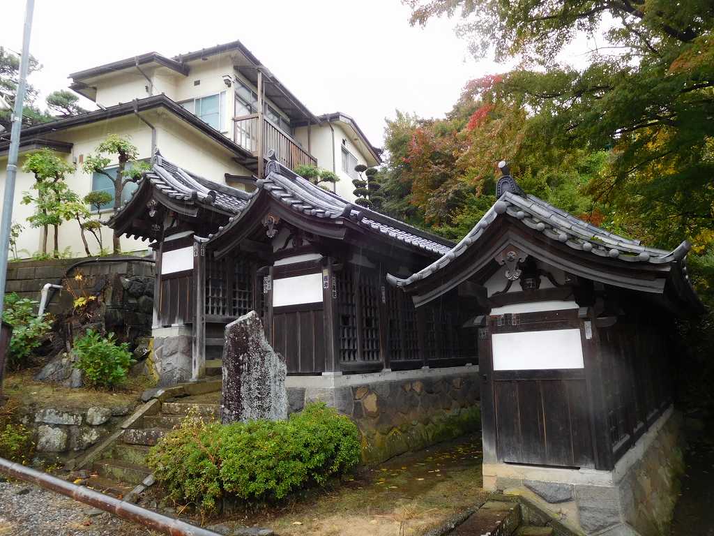 三棟の祠　西国三十三観音が祀られている