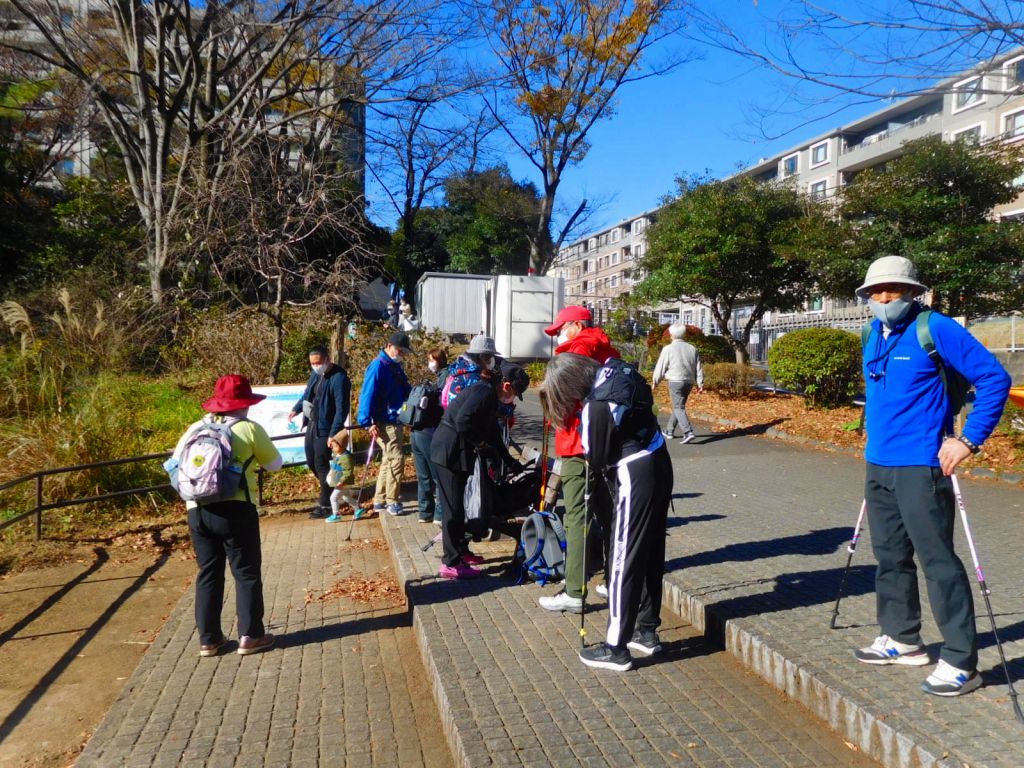 藤が丘公園で休憩　本日は多くのボランティアの方が清掃されていました