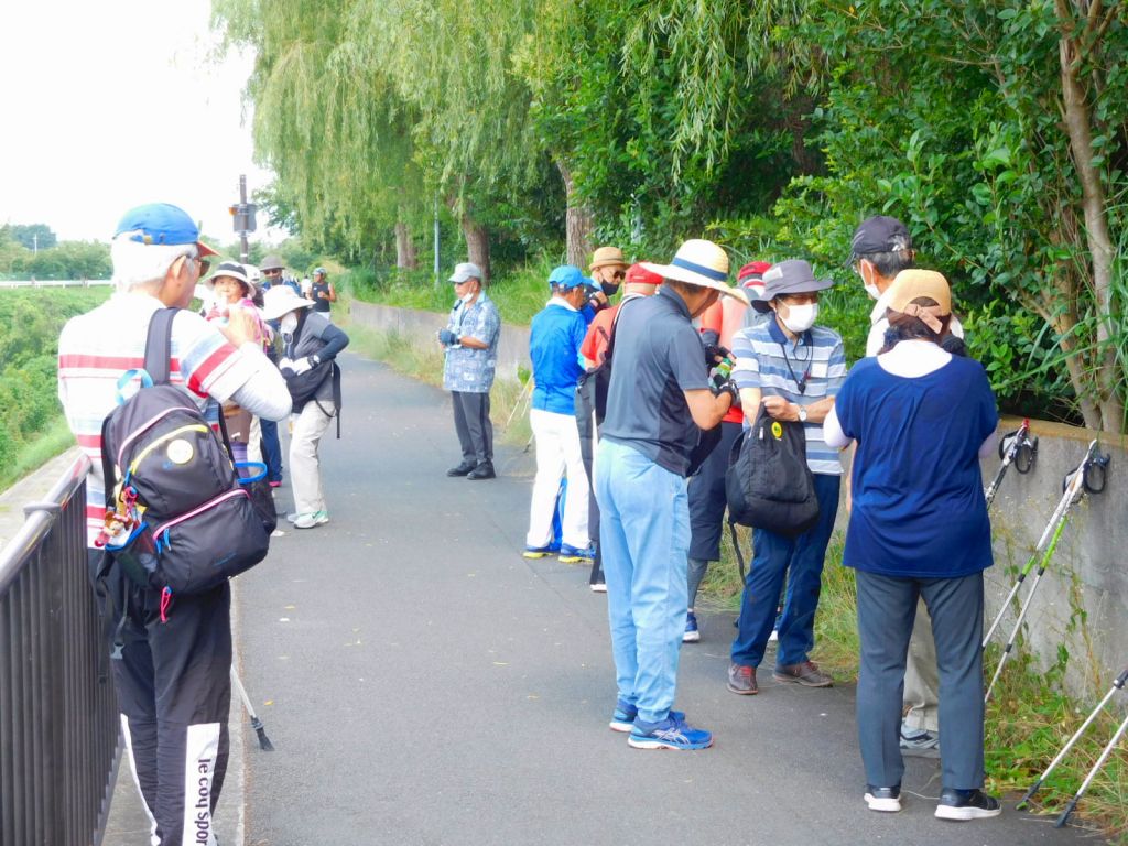 市ヶ尾高校グランド横で休憩