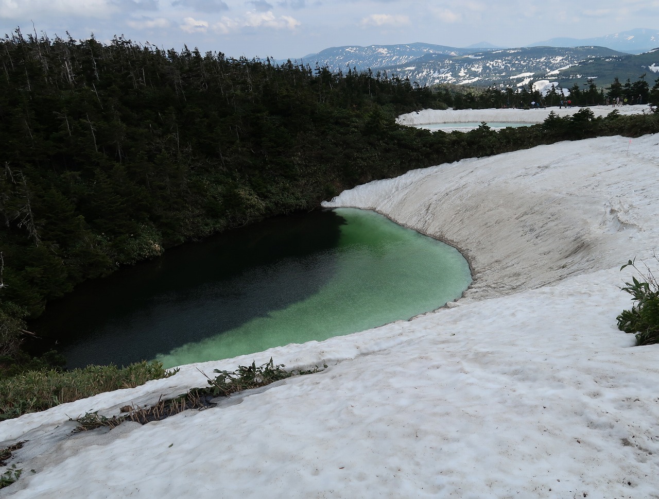 眼鏡沼(片方の池は雪の中)と遠くに鏡沼