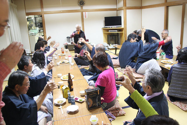 夕食の後は長老で元気なEさんの乾杯で　引き続き懇親会　