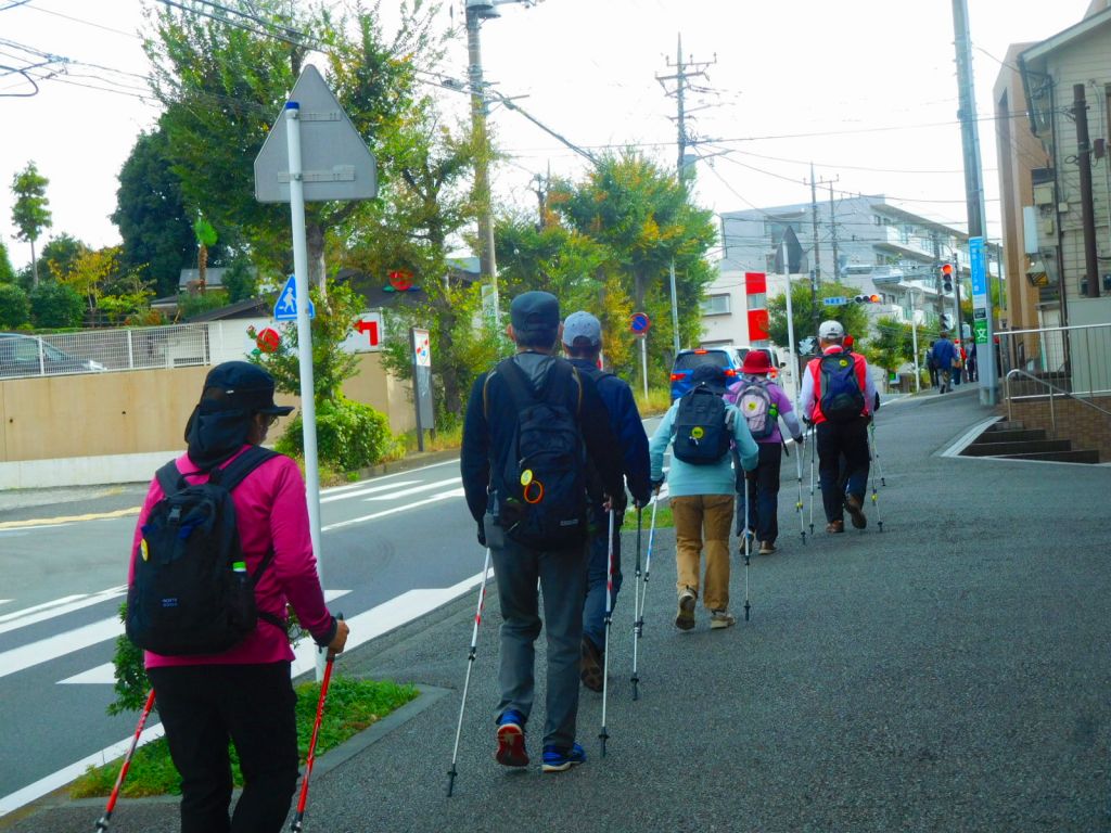 地蔵堂前を進む2班