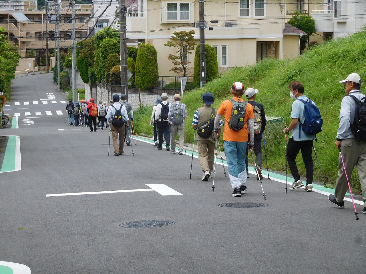 車も通らずゆっくりと歩けます
