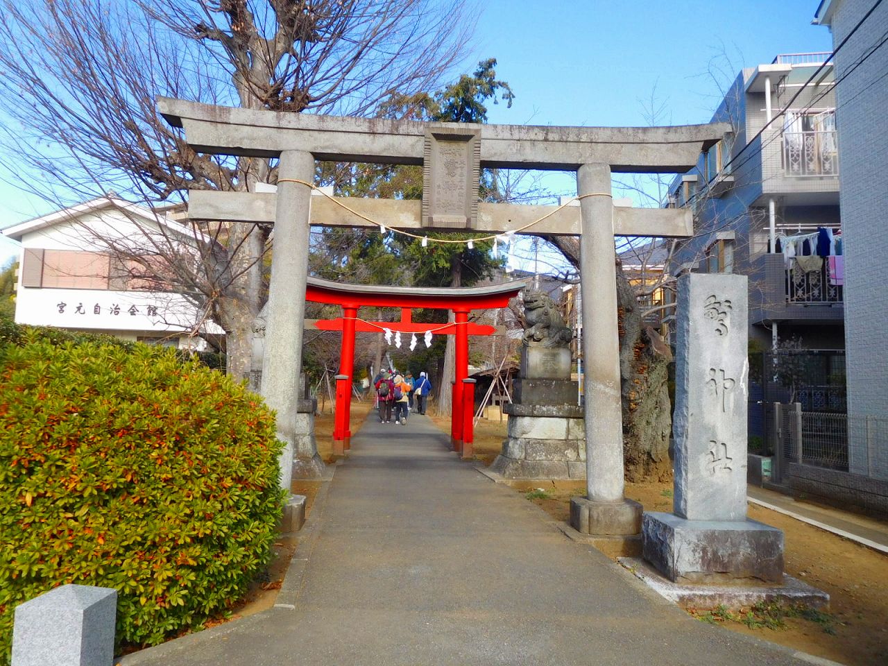 皆さんキチンと挨拶して鳥居を潜られました