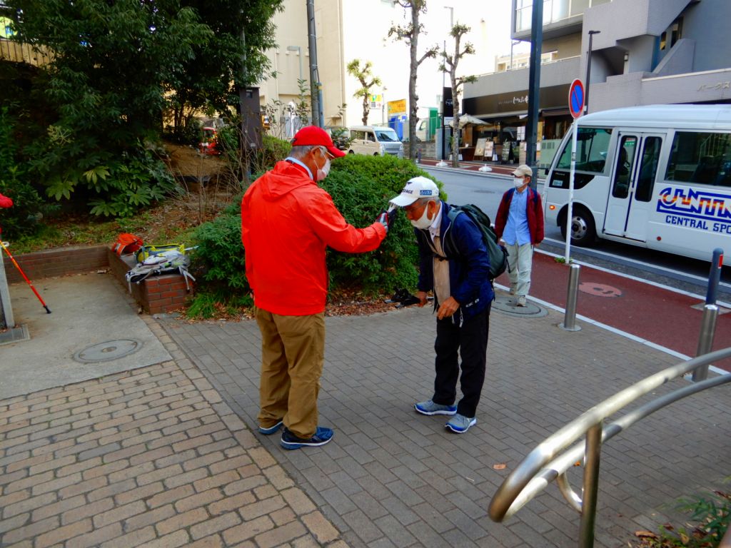 例会集合時の何時もの風景　会長による体温測定です