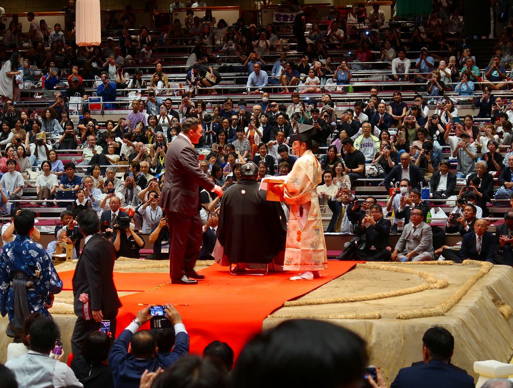 白鵬登場