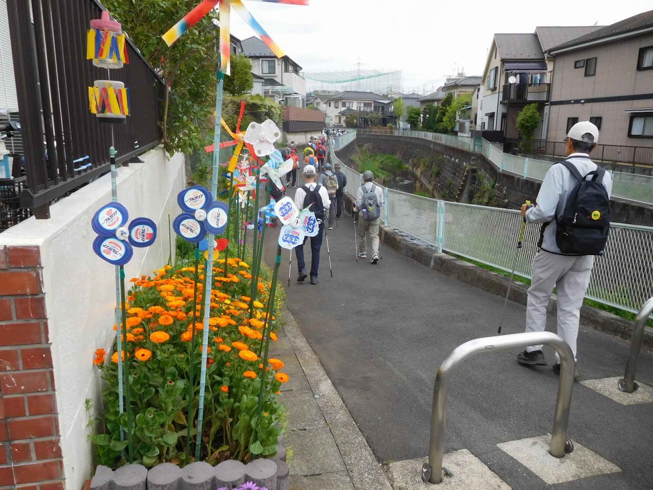 黒須田川沿いのペットボトル風車がくるくる回っています