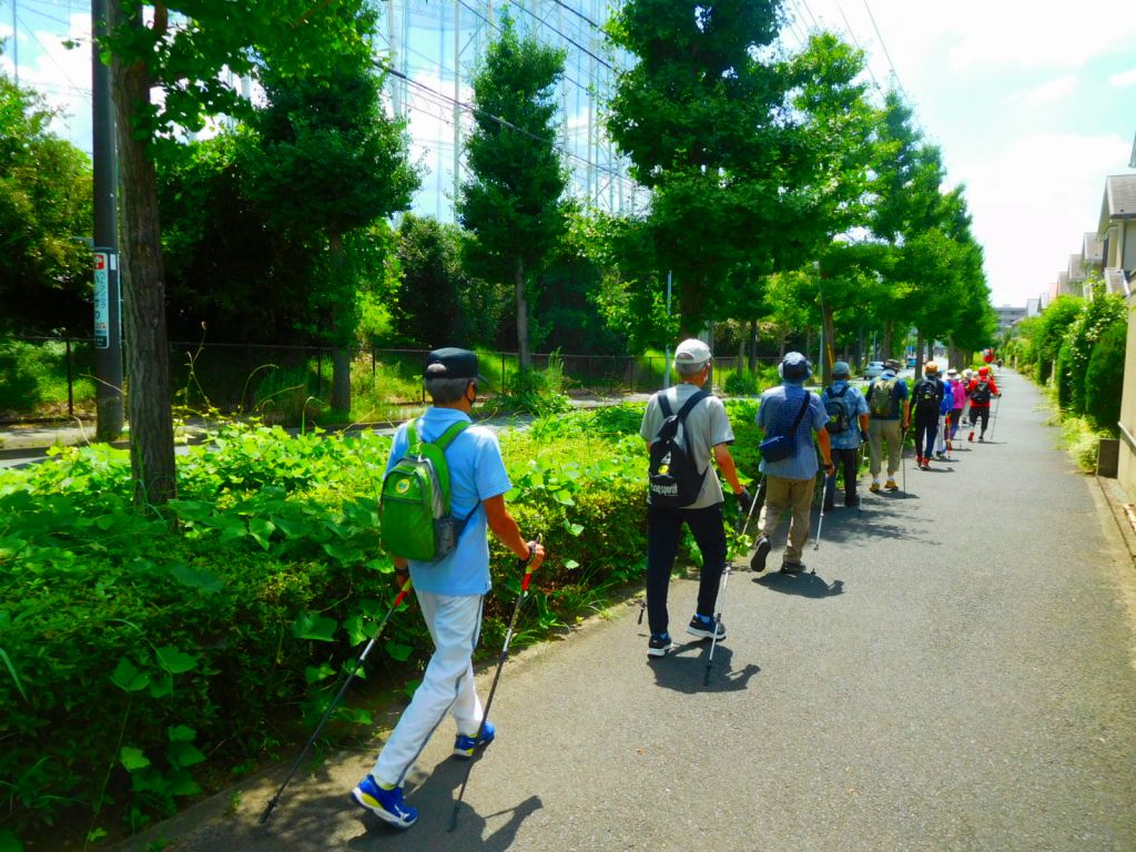 剣山ゴルフ横を歩く　アイスキャンディが待っているガンバレ