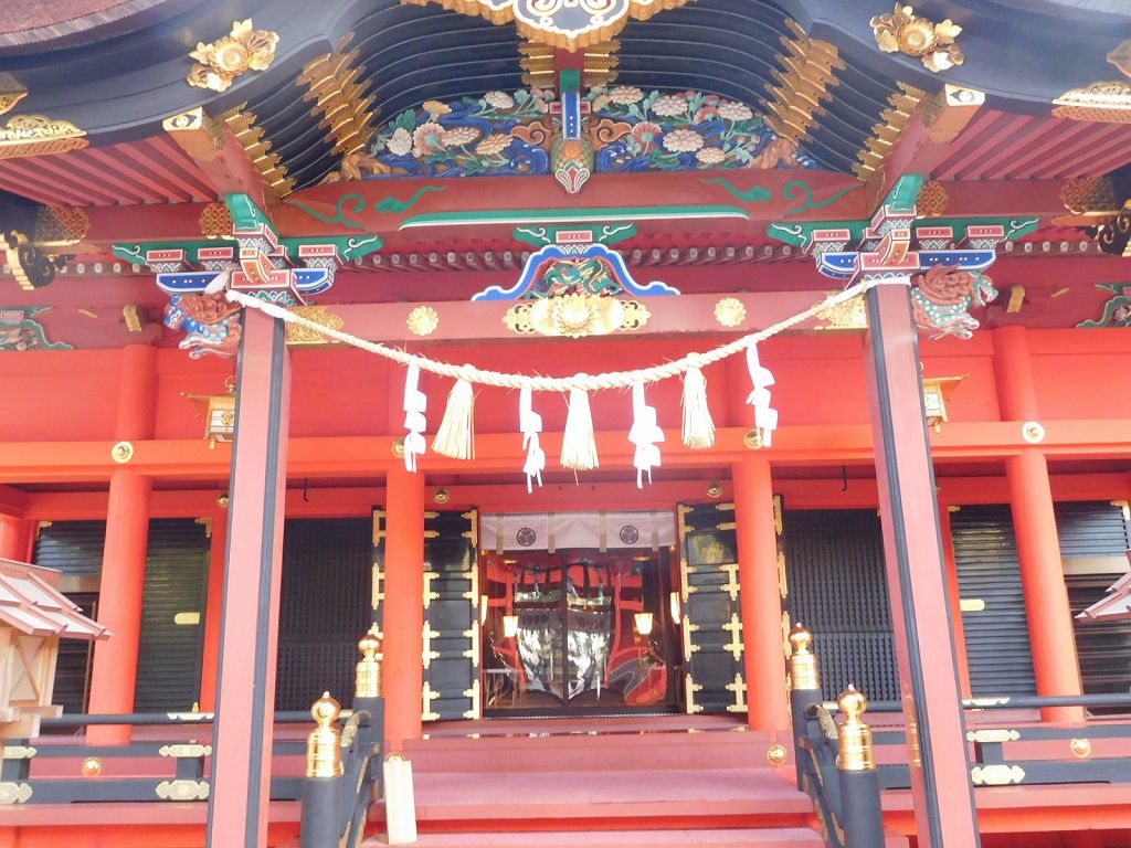 神社正面で徳川の葵の御紋がある