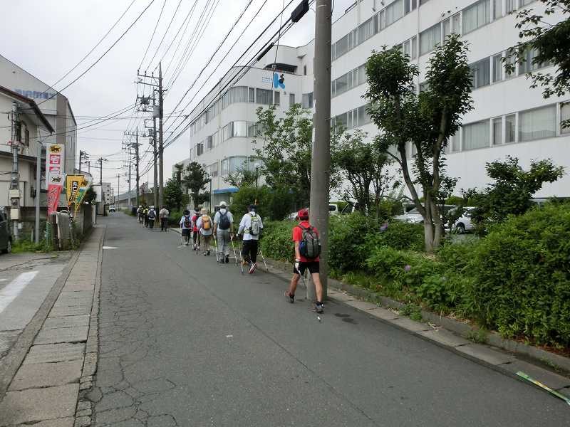 川和遊水地管理棟を目指してウォーキング　車が来ます注意!!