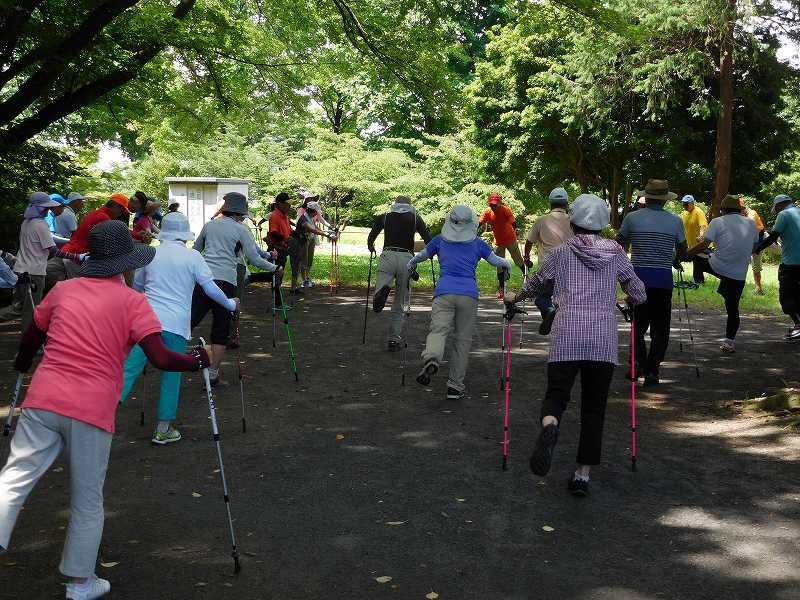 市が尾公園の木陰でウォーミングアップ