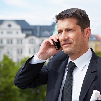 Einsatzleiter während eines Telefonates