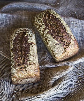 Das Getreide wird vom Biohof Bobzin im UNESCO-Biosphärenreservat Schaalsee angebaut, das Brot kommt frisch gebacken aus Klugs Backstube