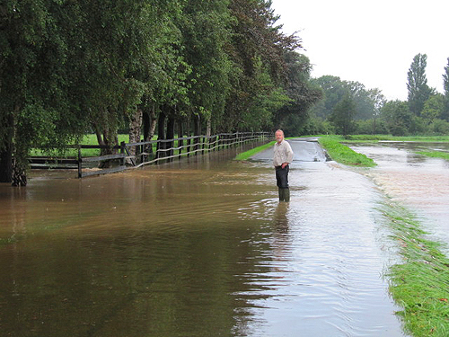 Hochwasser in Natbergen August 2010 - Wilhelm Bruns mit Gummistiefeln 