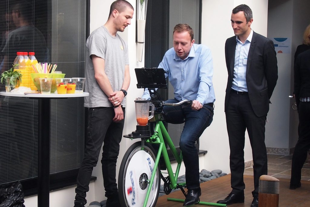 animation vélo à smoothie en entreprise pour pédaler et préparer un smoothie frais