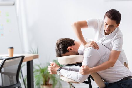 animation massage Amma en entreprise pour améliorer le bien-être des collaborateurs