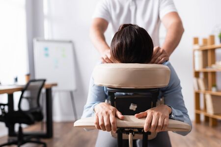 atelier bien-être avec massage Amma en entreprise pour favoriser la détente au bureau