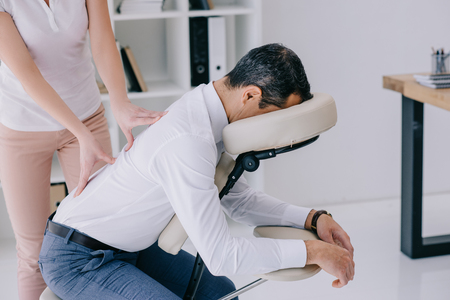 séance de massage Amma sur chaise en entreprise pour favoriser la relaxation des équipes