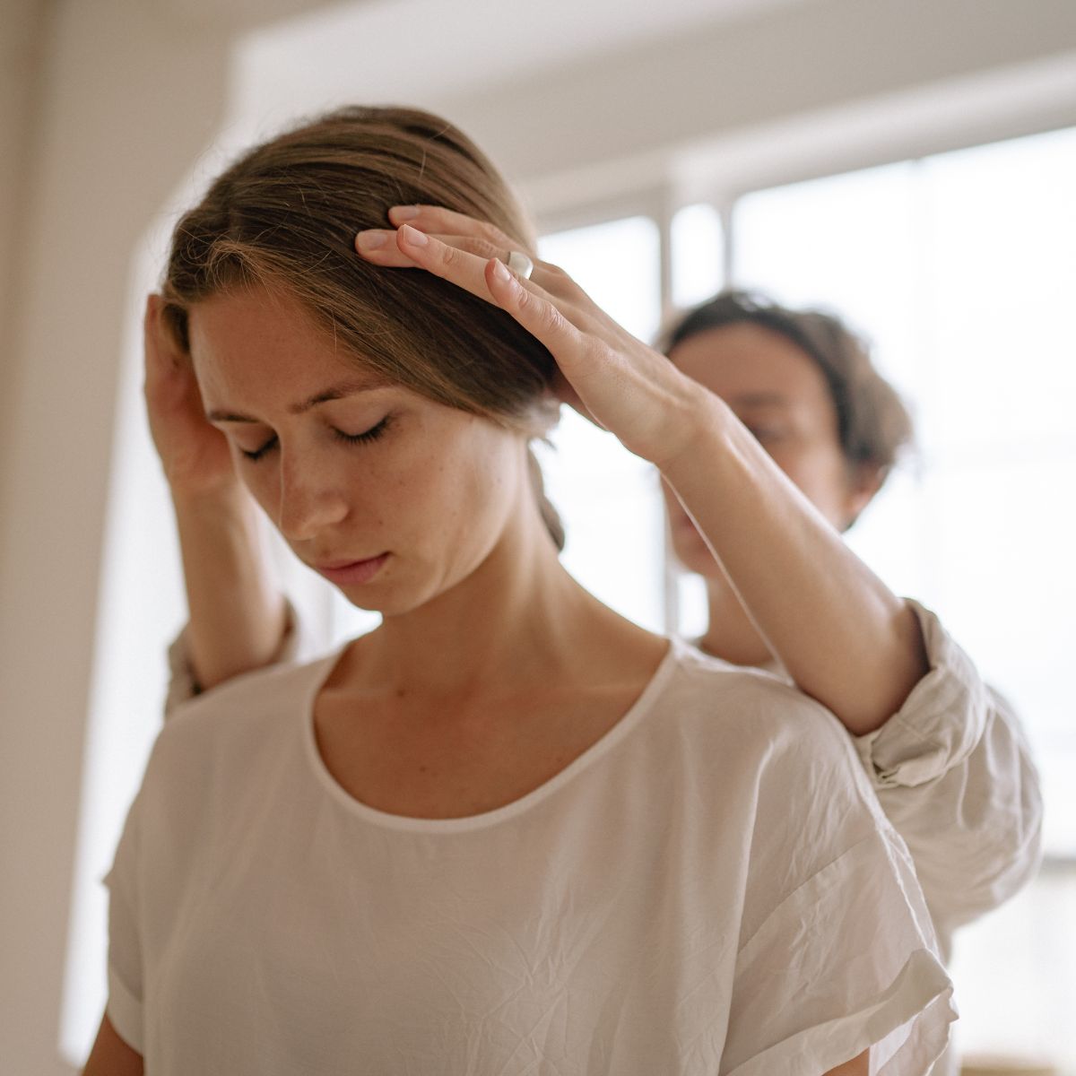 massage crânien au bureau pour réduire le stress et améliorer la relaxation des collaborateurs