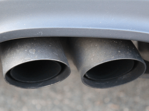 https://pixabay.com/de/auspuff-auto-grau-abgase-517799/