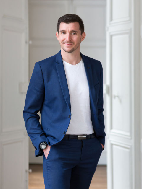 Portrait de Pierre-Antoine GUENNEC Archi int, architecte d’intérieur passionné par la création d’espace uniques et fonctionnels. Basé à Carantec, en Bretagne, je mets mon expertise au services de projet personnalisés et durables.