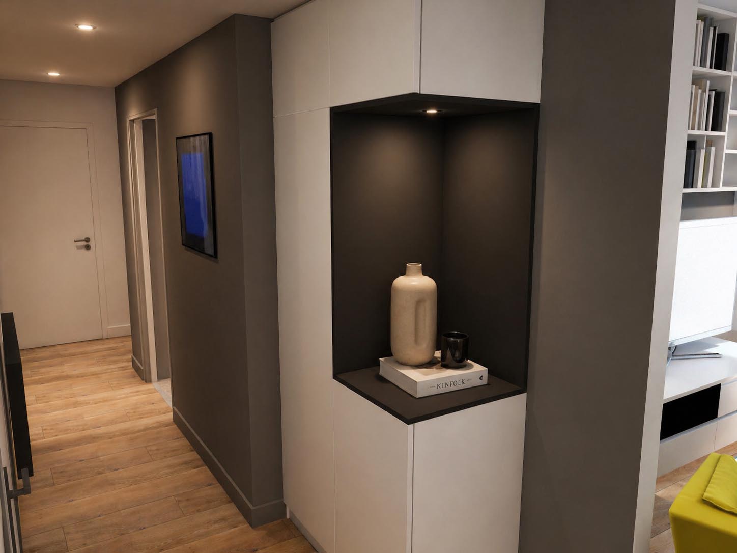 Couloir contemporain avec agencement sur mesure, niche décorative noire éclairée et rangements blancs intégrés.