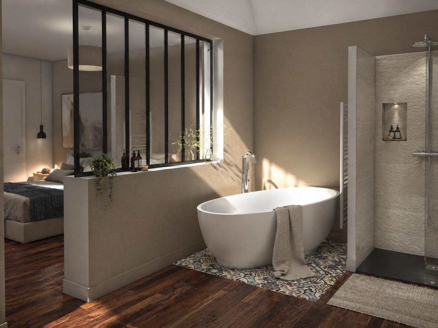 Suite parentale avec salle de bain ouverte, verrière noire, baignoire îlot, douche et ambiance chaleureuse.