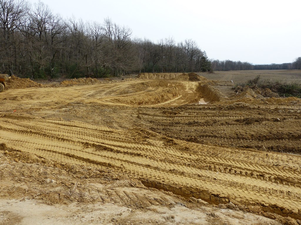 La nouvelle digue en cours de construction
