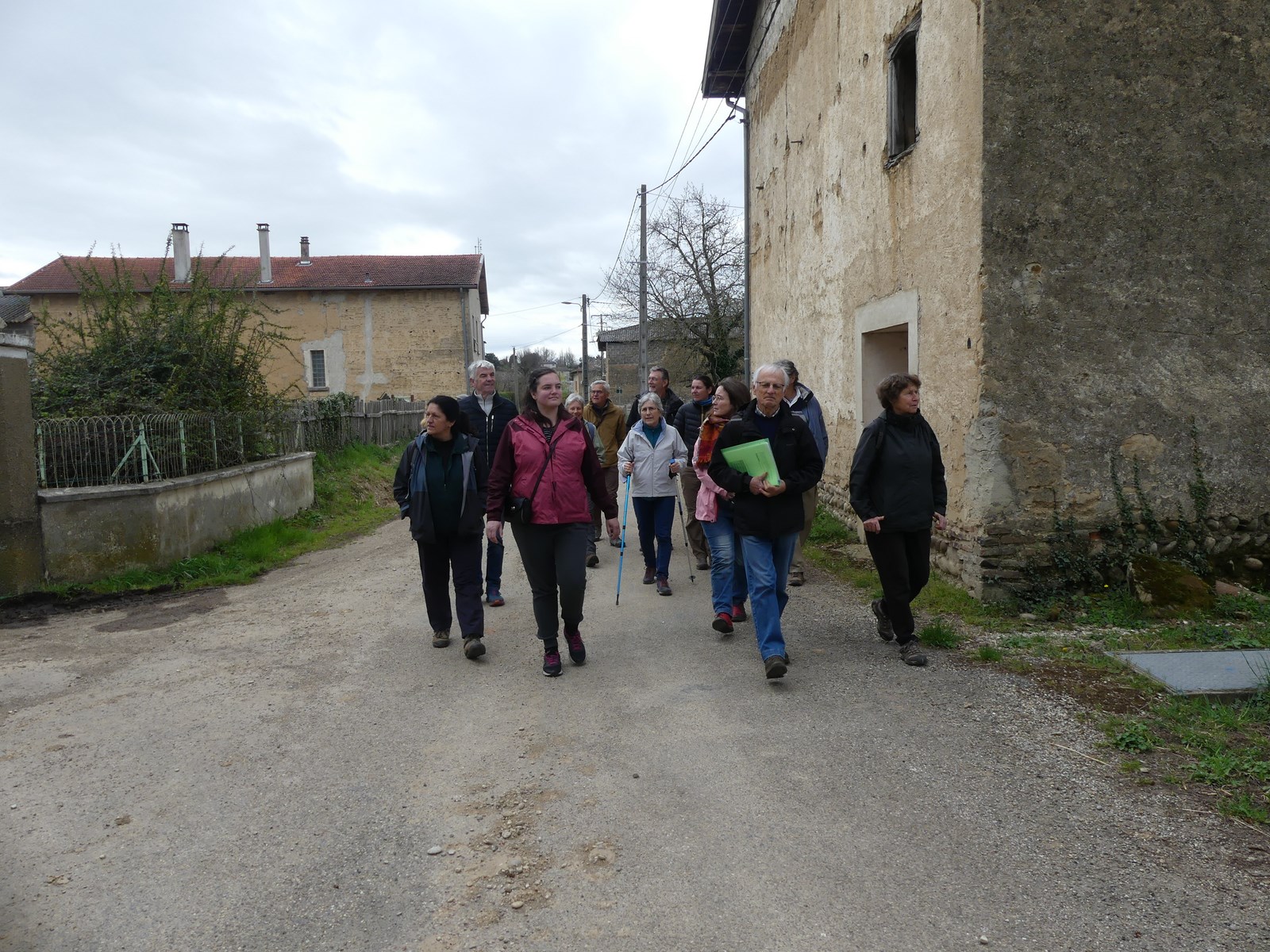 Le groupe s'acheminant vers les marais de Faramans, via la motte castrale