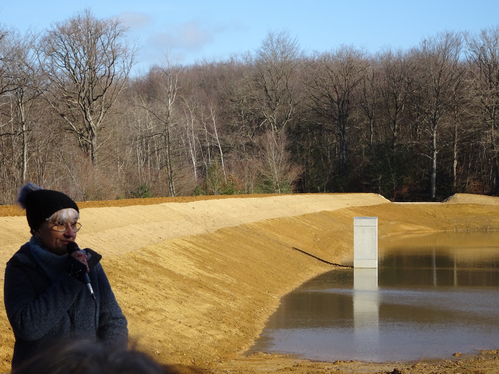 Prise de parole Myriam Lenoël devant la grande digue et l'ouvrage de vidange neufs