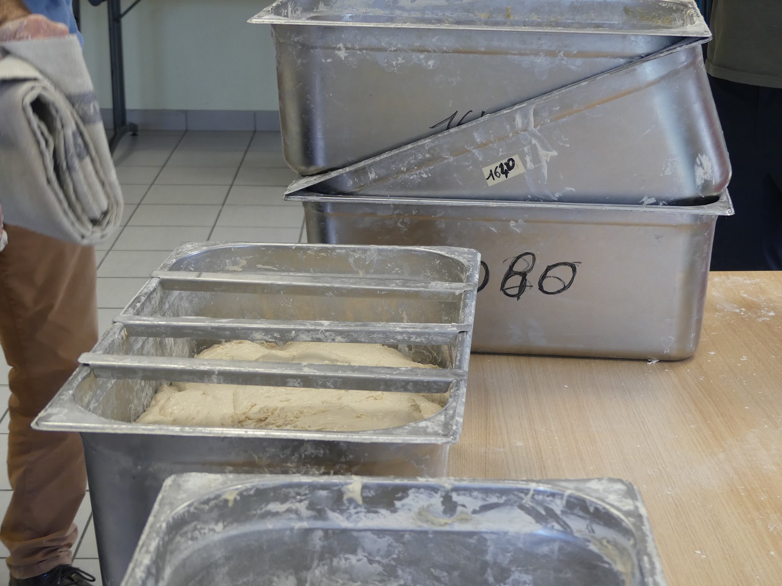 Les pâtons vont lever sous un linge