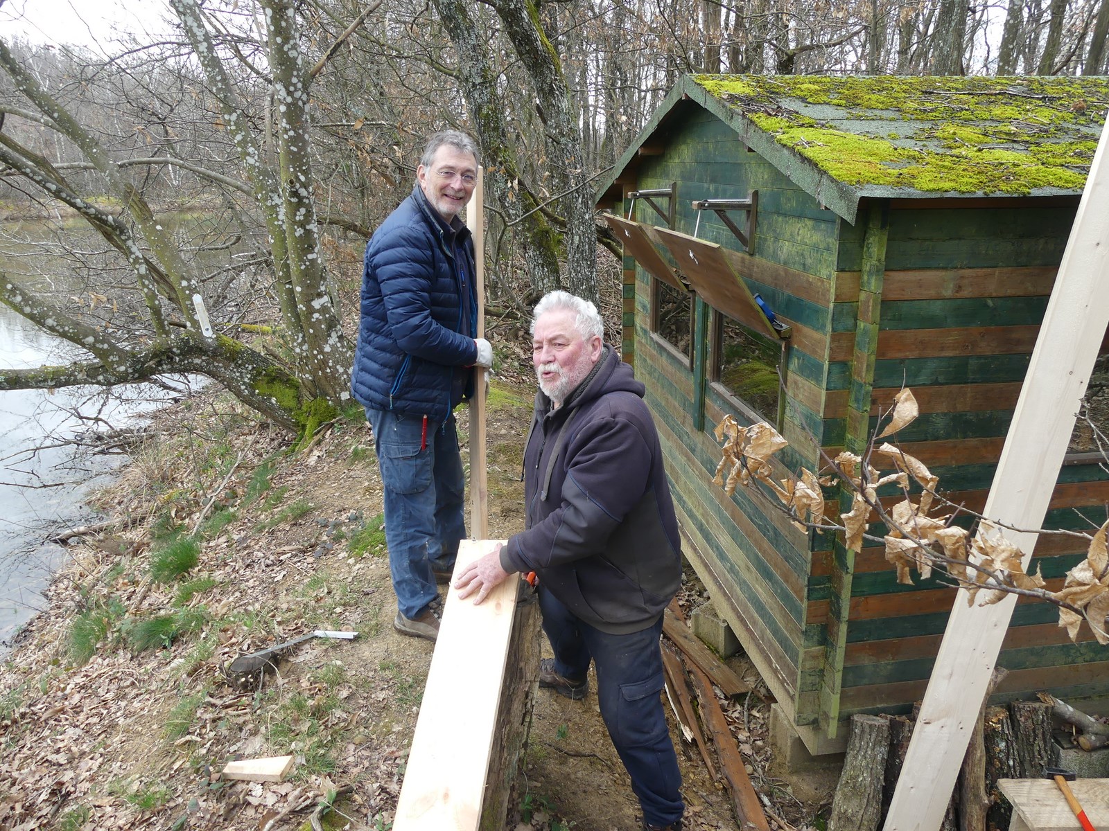 Tandis que Gilles et Dédé changent les planches de rive