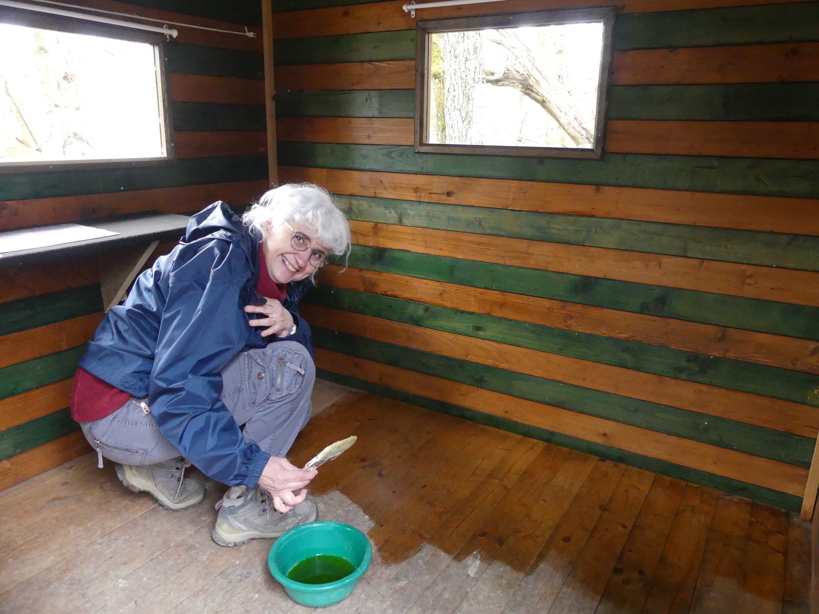 Myriam passe l'huile de lin sur le plancher