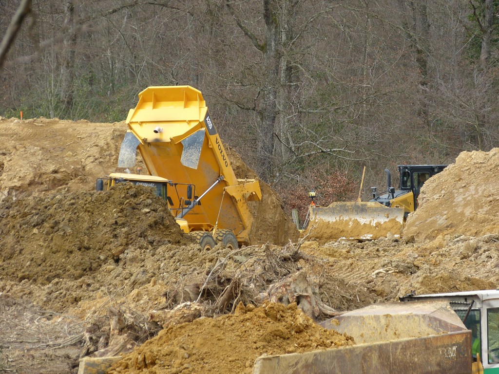 Livraison de l'argile dans la tranchée de vidange