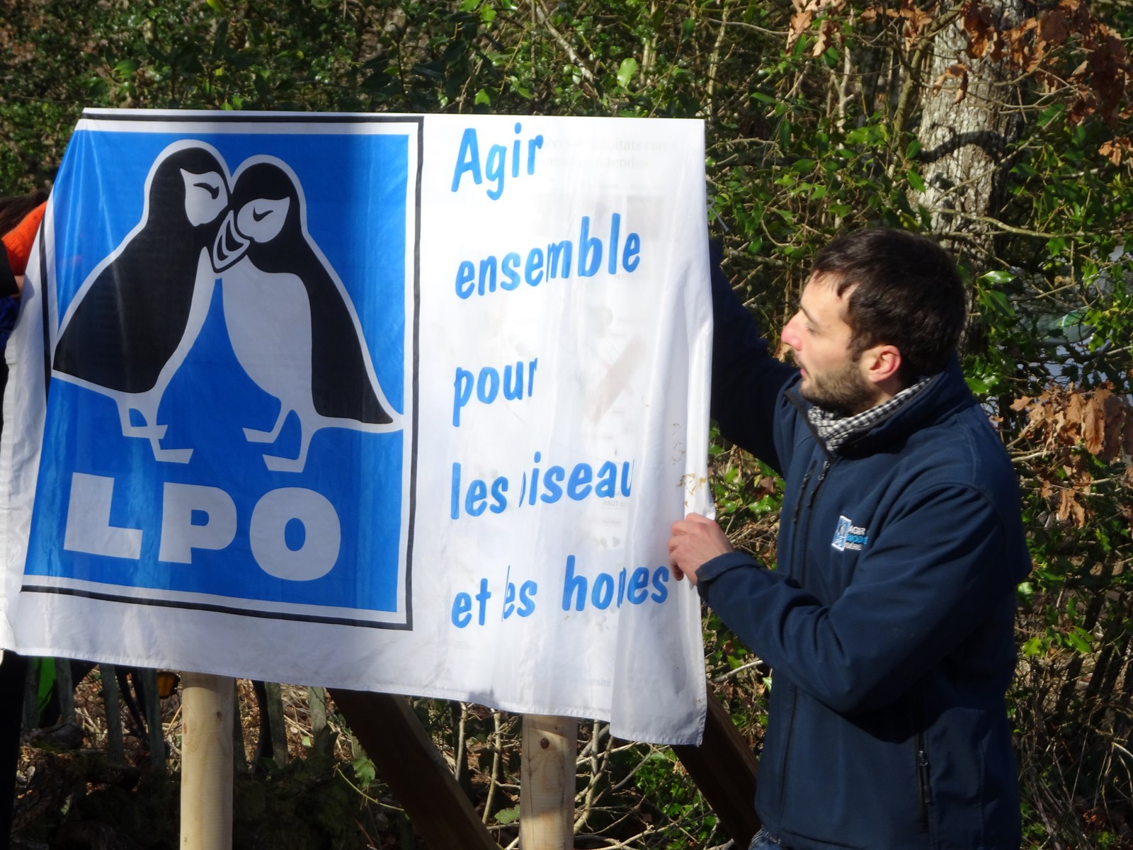 Jean-Baptiste Decotte chargé de mission à la LPO en charge du projet Grand Albert dévoile le panneau LPO