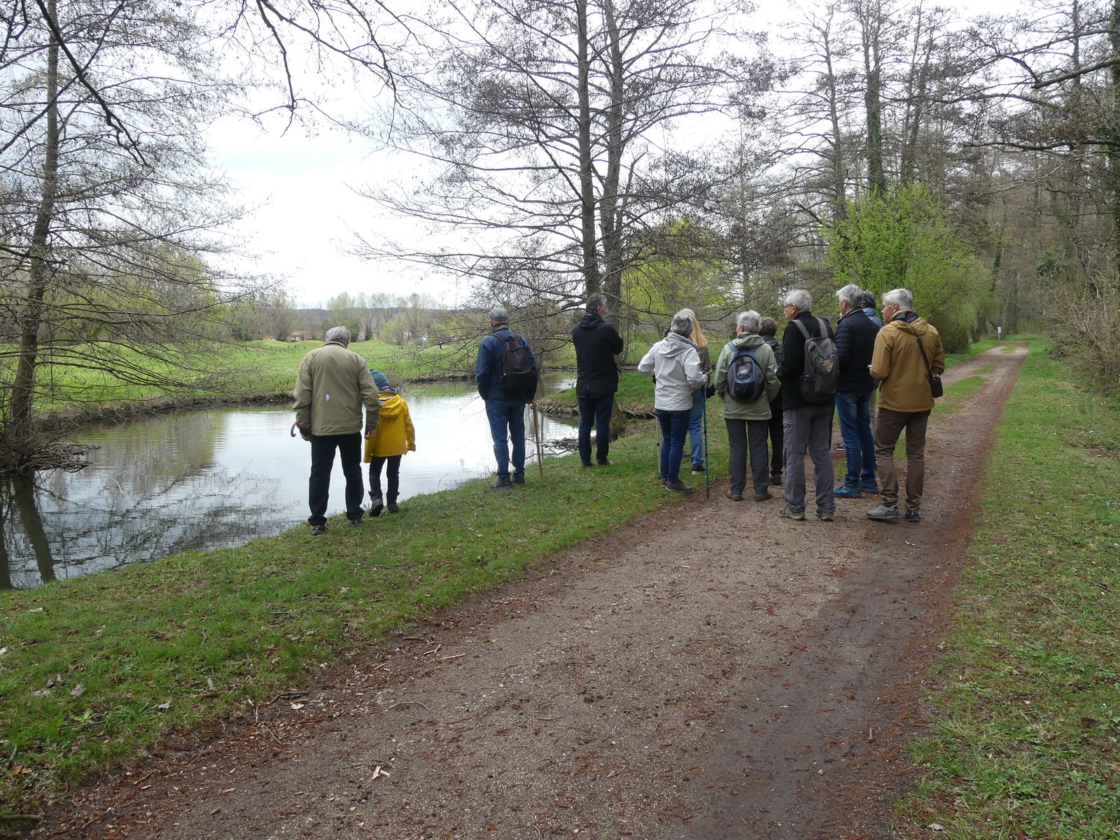 Le groupe devant l'étang de Faramans