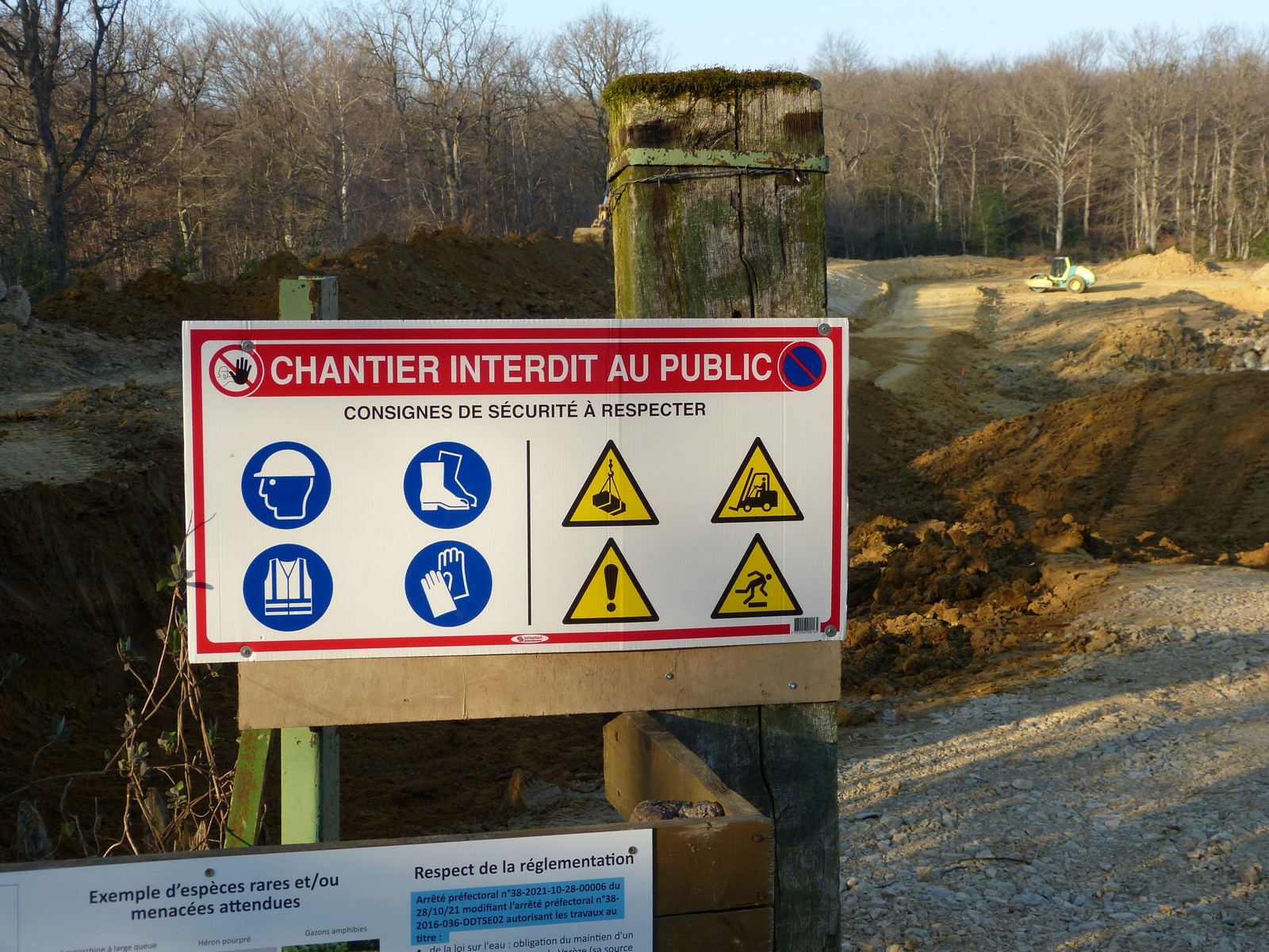 Panneau réglementaire à l'entrée du chantier de la grande digue