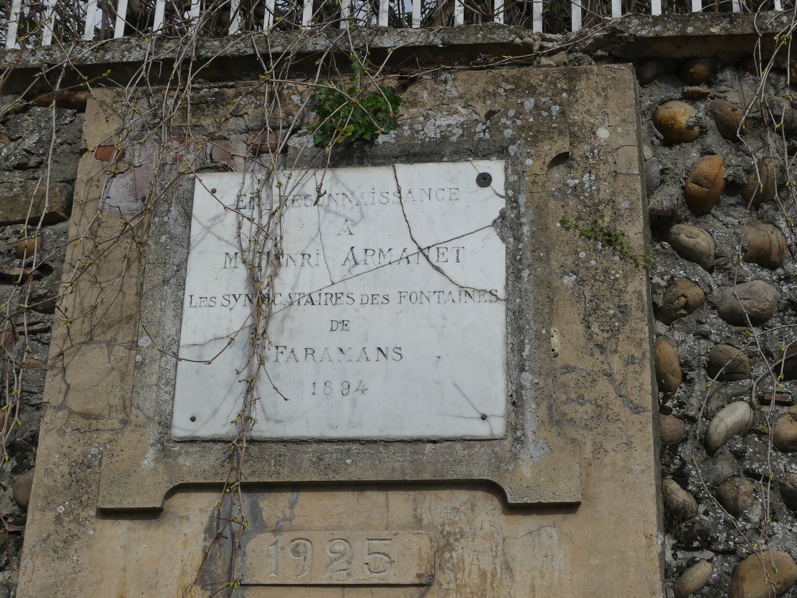 Plaque nous rappelant que les habitants devaient acheter l'eau via les "syndicataires des Fontaines de Faramans"