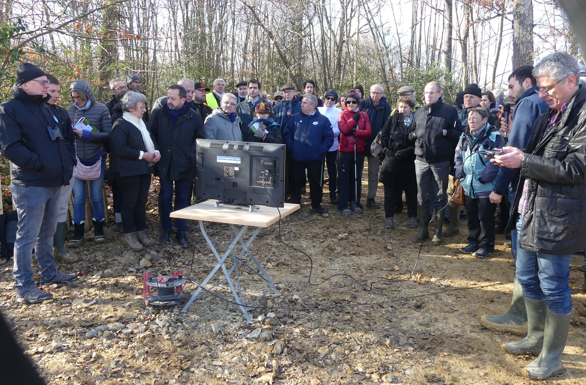 Le groupe des visiteurs devant la vidéo par drone