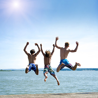 Drei Männer am Strand