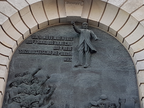 Reliëf in Berlijn-Mitte: "Op 9 november roept Karl Liebknecht de vrije socialistische republiek uit."