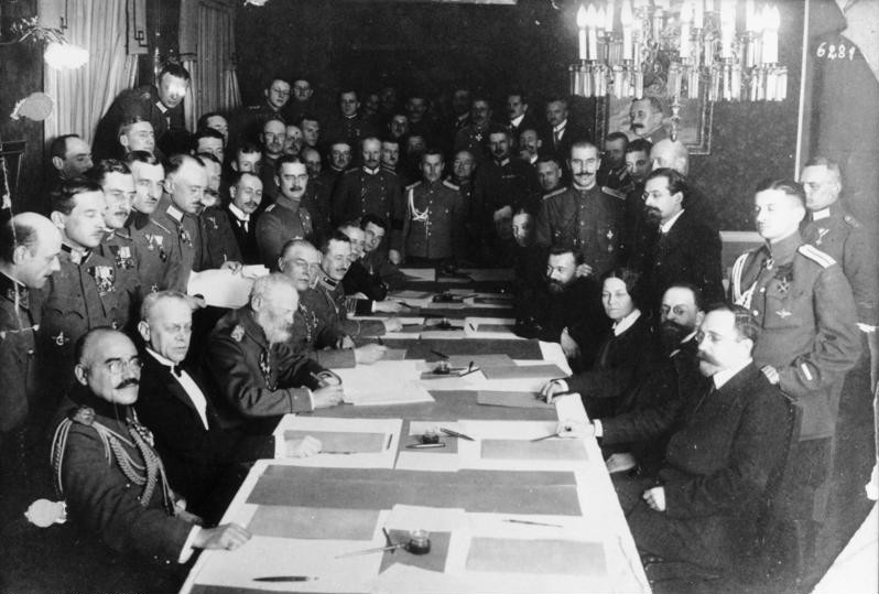Ondertekening van de wapenstilstand tussen Rusland en de centrale mogendheden op 15.12.1917 in Brest-Litovsk. Bundesarchiv, beeld 183-R9263 / CC-BY-SA 3.0