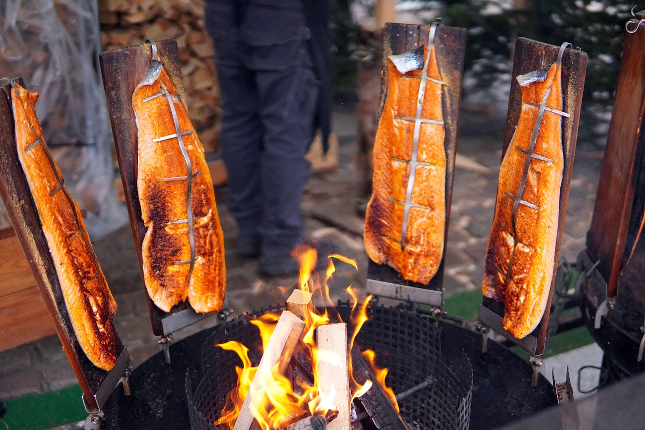 Lachs am offenen Feuer – so bereitest du in Lappland Fisch wie die Einheimischen zu