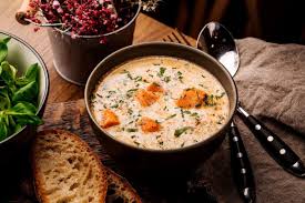 Traditionelle finnische Lachssuppe liebevoll angerichtet – regionales Gericht mit Lachs, Kartoffeln und Dill
