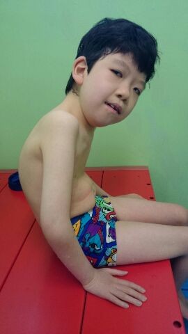 この姿勢から自分で足を上げて体操座りにもなれるのです。姿勢を換える事もできるのです。これからが また楽しみです。